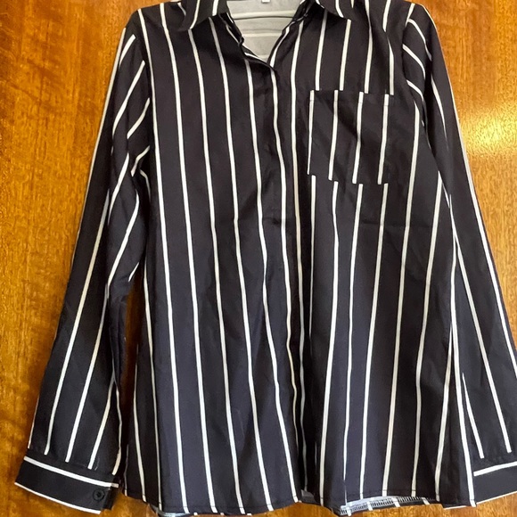 Sleek nice brand new pin stripe blouse - Picture 1 of 4